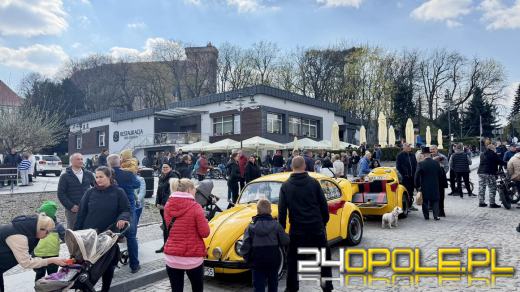 Motoryzacyjne otwarcie sezonu w Otmuchowie. Zabytkowe pojazdy na rynku