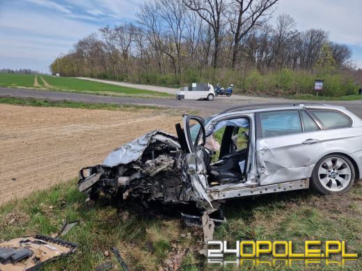 Niebezpieczne wyprzedzanie pod Nysą. Dwie osoby trafiły do szpitala