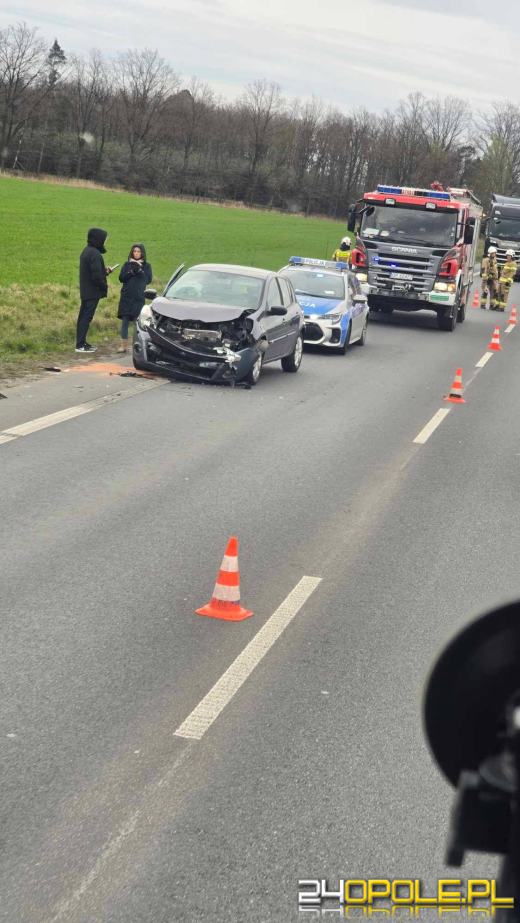 Kolizja na obwodnicy na wysokości Bierkowic. Z jednego auta unosił się dym