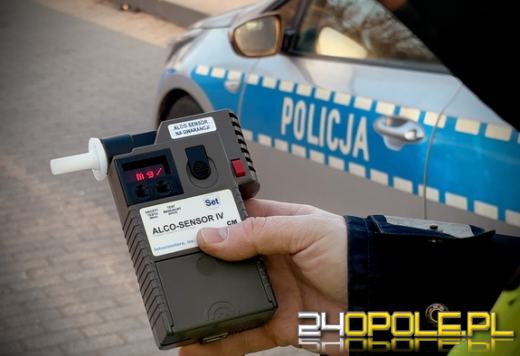 Był spragniony, sięgnął po piwo za kierownicą. Interwencja w Kędzierzynie-Koźlu