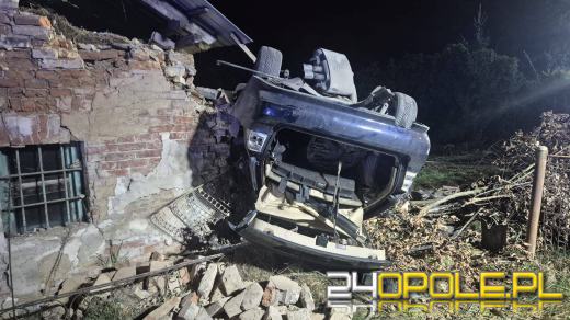 Dachowanie BMW w Podkamieniu. 19-latek uderzył w budynek