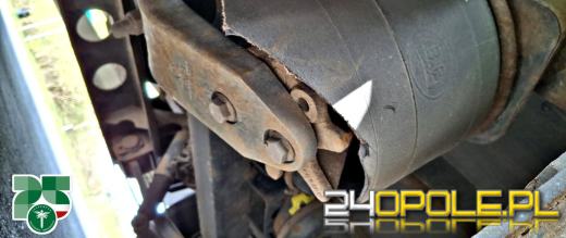 Uszkodzona poduszka w ciężarówce. Kontrola zakończona zakazem jazdy