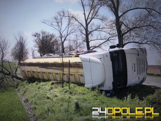 Cysterna przewróciła się na DW 416. Utrudnienia między Klisinem a Kietlicami