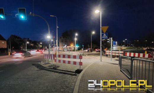 Awaria wodociągu przy Niemodlińskiej. Utrudnienia dla pieszych i autobusów