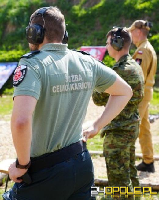 Opolscy policjanci zdobyli pierwsze miejsce w zawodach strzeleckich