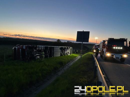 Ciężarówka w rowie na A4