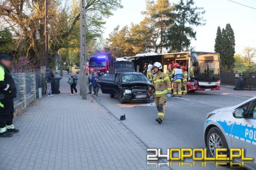 Zderzenie autobusu z osobówką na Popiełuszki