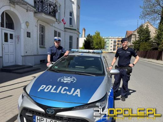 Policjanci weszli siłą do mieszkania. 94-latka trafiła pod opiekę medyków