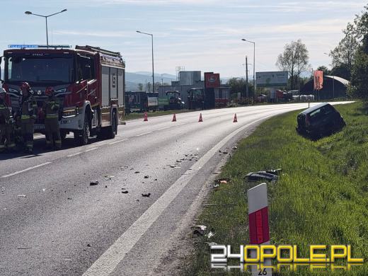 Zderzenie czołowe na DK40. Dwóch kierowców trafiło do szpitala
