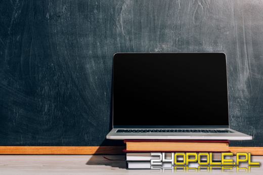 Bezpłatna szkoła policealna czy studia? Porównujemy zarobki i czas zdobywania zawodu