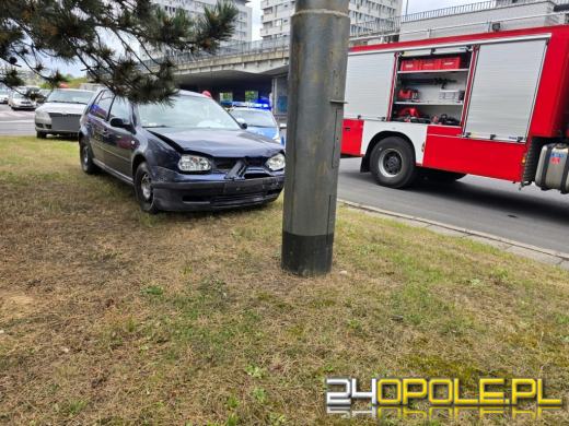 Kolizja na rondzie przy ulicy Nysy Łużyckiej w Opolu