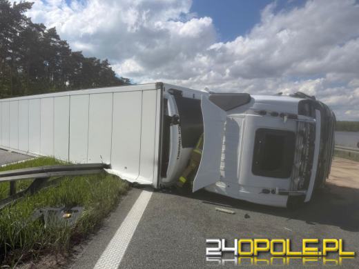 Ciężarówka przewróciła się na A4 pod Opolem. Zablokowana jezdnia w obu kierunkach