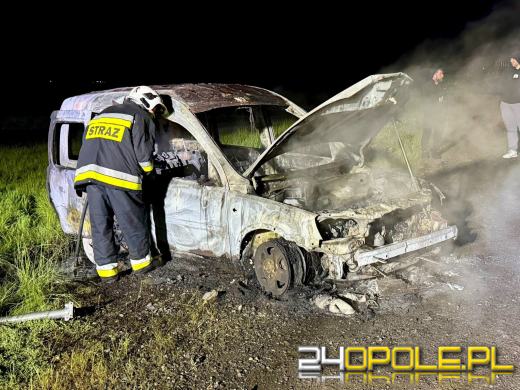 Pożar samochodu przy DK40. Na miejscu interweniowały służby