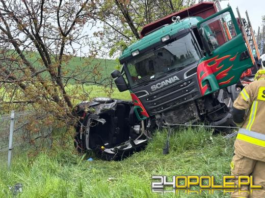 BMW zderzyło się czołowo z ciężarówką na DK40. Wyznaczono objazdy