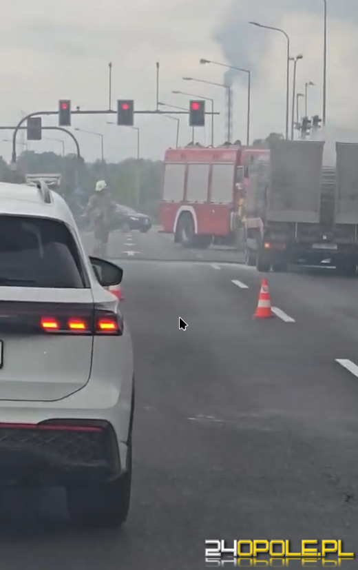 Samochód ciężarowy zapalił się na obwodnicy Opola