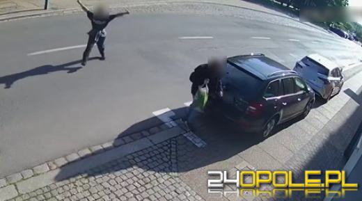 Mieszkaniec Opola rozbitą butelką zaatakował przechodnia i zabrał torbę