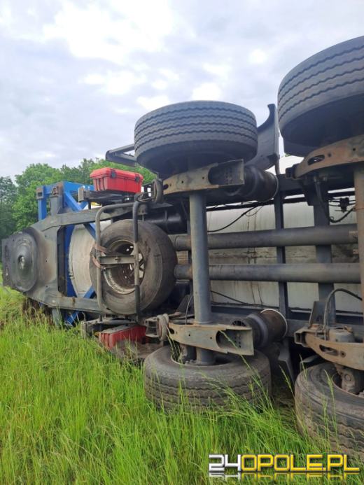 Cysterna z materiałem łatwopalnym przewróciła się na A4. Są utrudnienia pod Opolem