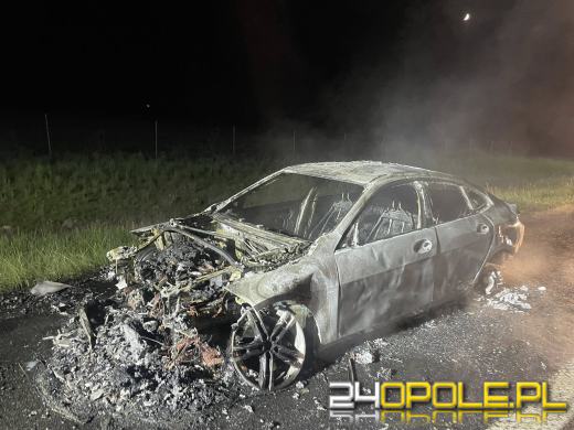 Pożar samochodu na autostradzie A4. BMW całkowicie objęte ogniem
