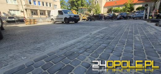 Pamiętacie te betonowe płyty? Parking przy Mickiewicza przechodzi remont
