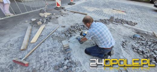 Pamiętacie te betonowe płyty? Parking przy Mickiewicza przechodzi remont