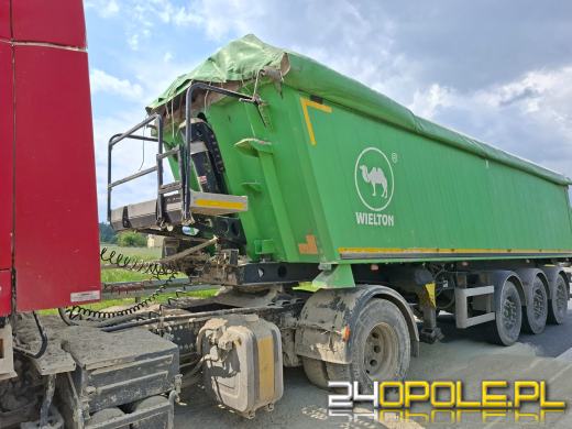 Ładunek ciężarówki spadł na rowerzystkę i samochód osobowy