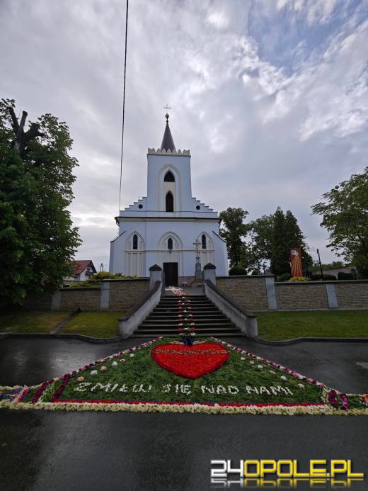 Jedna z najbardziej niezwykłych tradycji na Opolszczyźnie. Zobaczcie kwietne dywany