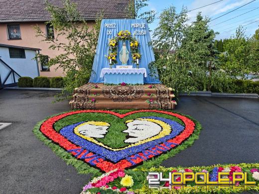 Jedna z najbardziej niezwykłych tradycji na Opolszczyźnie. Zobaczcie kwietne dywany
