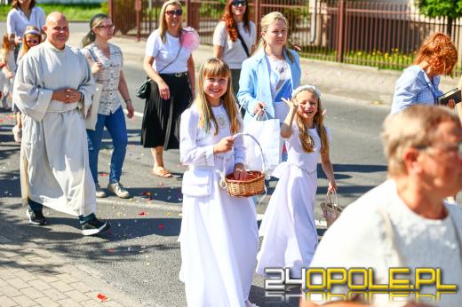 Procesje Bożego Ciała przeszły ulicami Opola. Wiernym dopisała pogoda