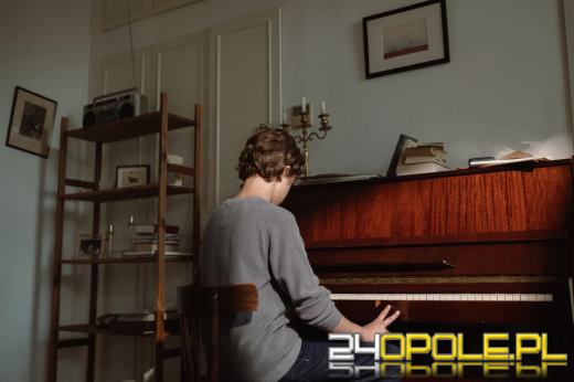 Pianino cyfrowe czy tradycyjne? Na czym najlepiej uczyć się gry w domowych warunkach?