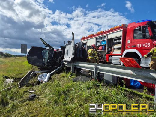 Dachowanie na A4. Dwie osoby trafiły do szpitala, lądował śmigłowiec LPR