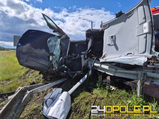 Dachowanie na A4. Dwie osoby trafiły do szpitala, lądował śmigłowiec LPR