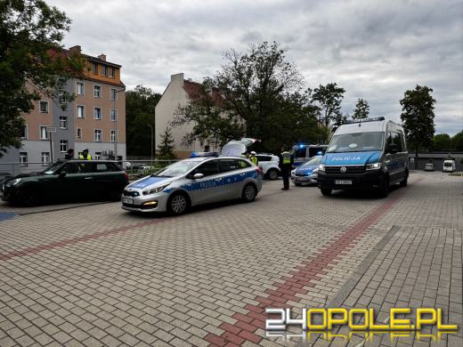 Pięć radiowozów na parkingu ZUS w Opolu. Policja przeprowadziła kontrolę kierowcy