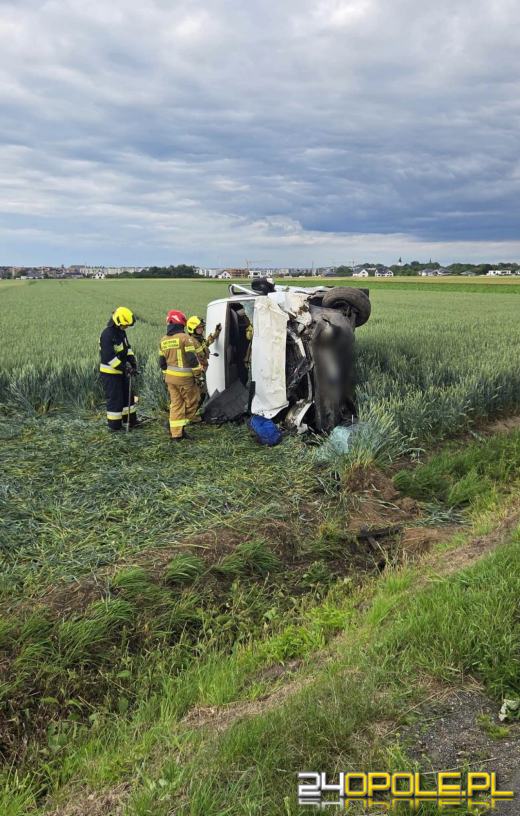 Poważny wypadek pod Strzelcami Opolskimi. Jeden z mężczyzn walczy o życie