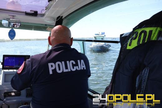 Silny wiatr unieruchomił windsurfera. Na pomoc ruszyli policjanci z motorówki