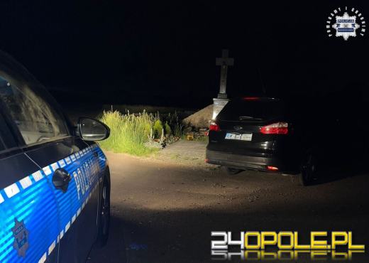 Pijany kierowca uderzył w przydrożny krzyż. Drugi jechał slalomem przez miasto