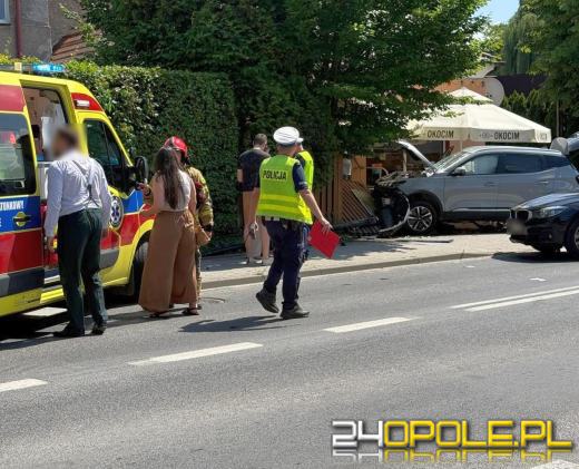 Chwila nieuwagi czy zasłabnięcie? Auto zakończyło jazdę na ogrodzeniu