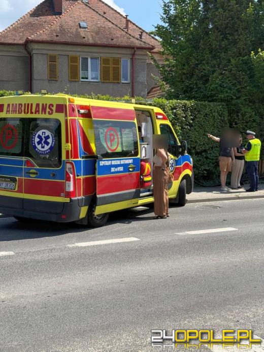 Chwila nieuwagi czy zasłabnięcie? Auto zakończyło jazdę na ogrodzeniu
