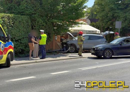 Chwila nieuwagi czy zasłabnięcie? Auto zakończyło jazdę na ogrodzeniu