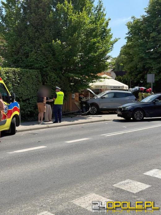 Chwila nieuwagi czy zasłabnięcie? Auto zakończyło jazdę na ogrodzeniu