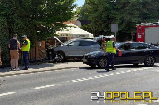 Chwila nieuwagi czy zasłabnięcie? Auto zakończyło jazdę na ogrodzeniu