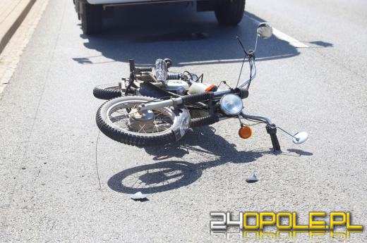 Zderzenie samochodu z motocyklem na ulicy Oświęcimskiej. Jedna osoba trafiła do szpitala