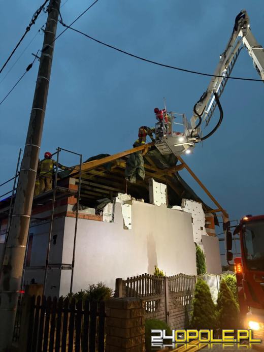 Strażacy ponownie interweniują w Balcarzowicach. Zabezpieczają uszkodzony dach