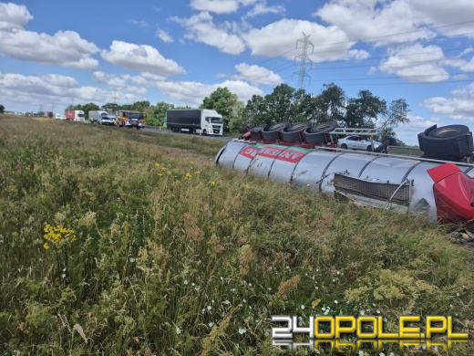 Ciężarówka wypadła z jezdni na A4. AKTUALIZACJA 