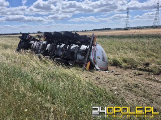 Ciężarówka wypadła z jezdni na A4. AKTUALIZACJA 