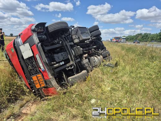Ciężarówka wypadła z jezdni na A4. AKTUALIZACJA 