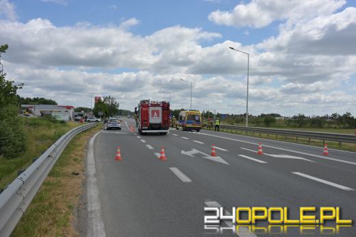 Wypadek z udziałem motyclisty. Dwie osoby trafiły do szpitala. Są utrudnienia