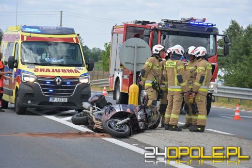 Wypadek z udziałem motyclisty. Dwie osoby trafiły do szpitala. Są utrudnienia