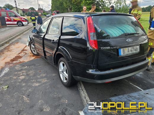 Samochód uderzył w drzewo w Popielowie. Dwie osoby trafiły do szpitala