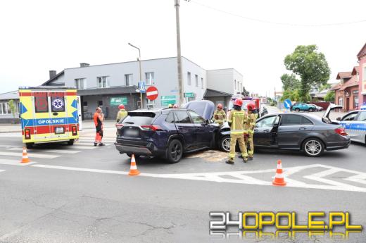 Zderzenie dwóch samochodów w Komprachcicach. Jedna osoba trafiła do szpitala