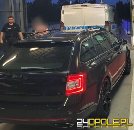 Policjanci eskortowali do szpitala auto z niemowlęciem
